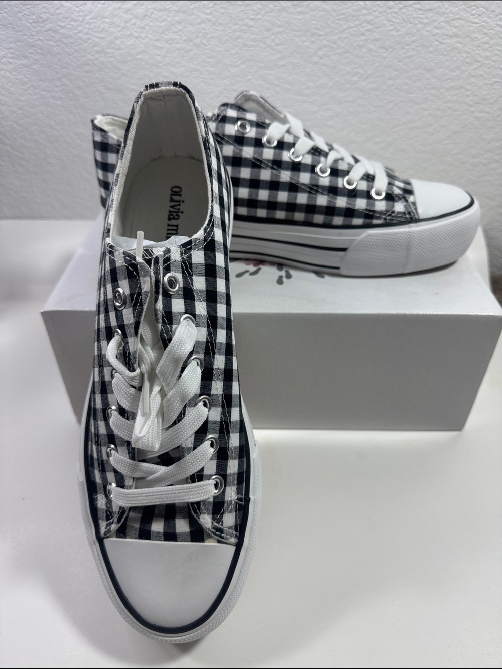 Olivia Miller Black & White Gingham Low-Top Platform Sneakers